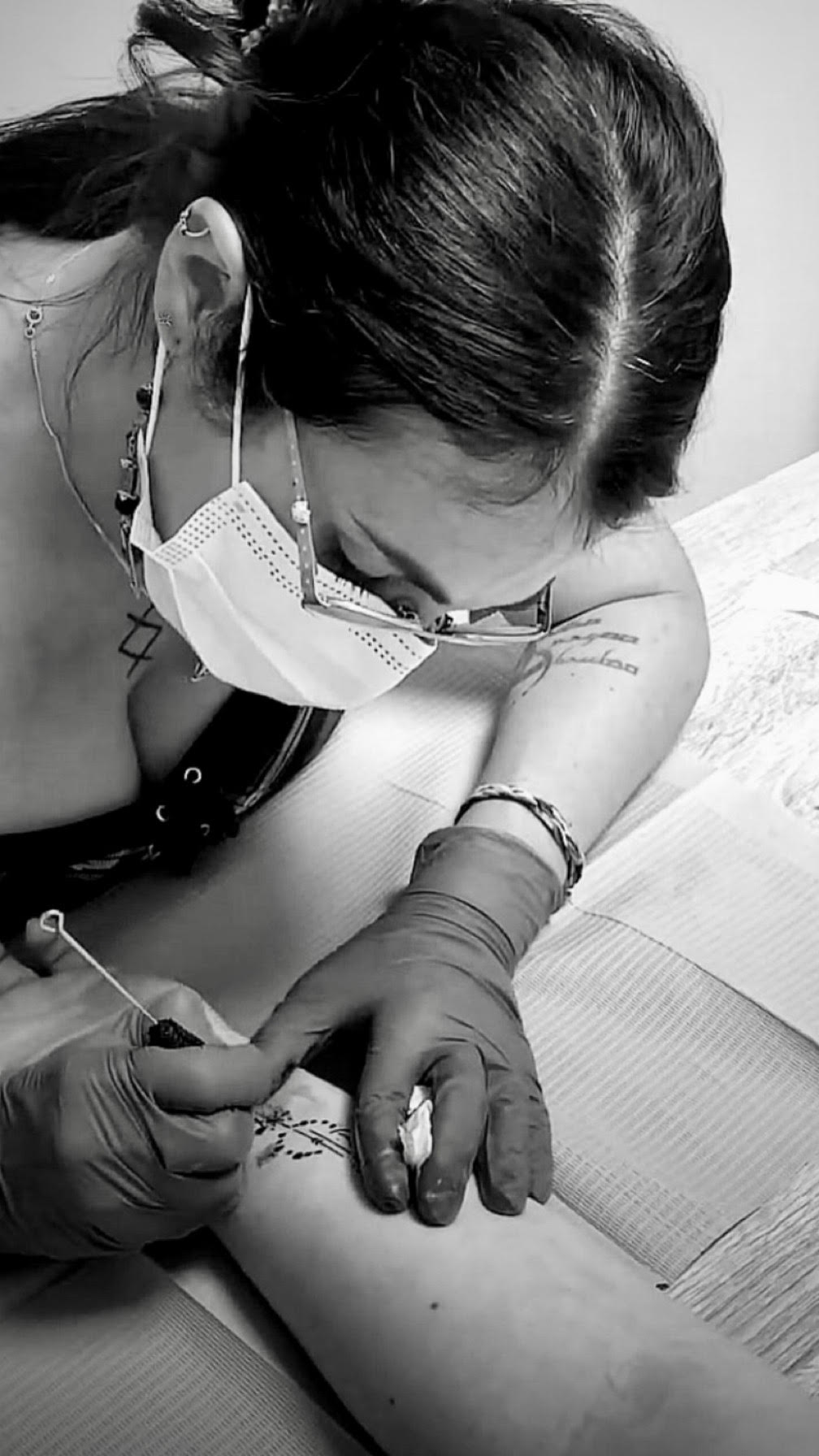 Cherry's T&D en train de tatouer en handpoke