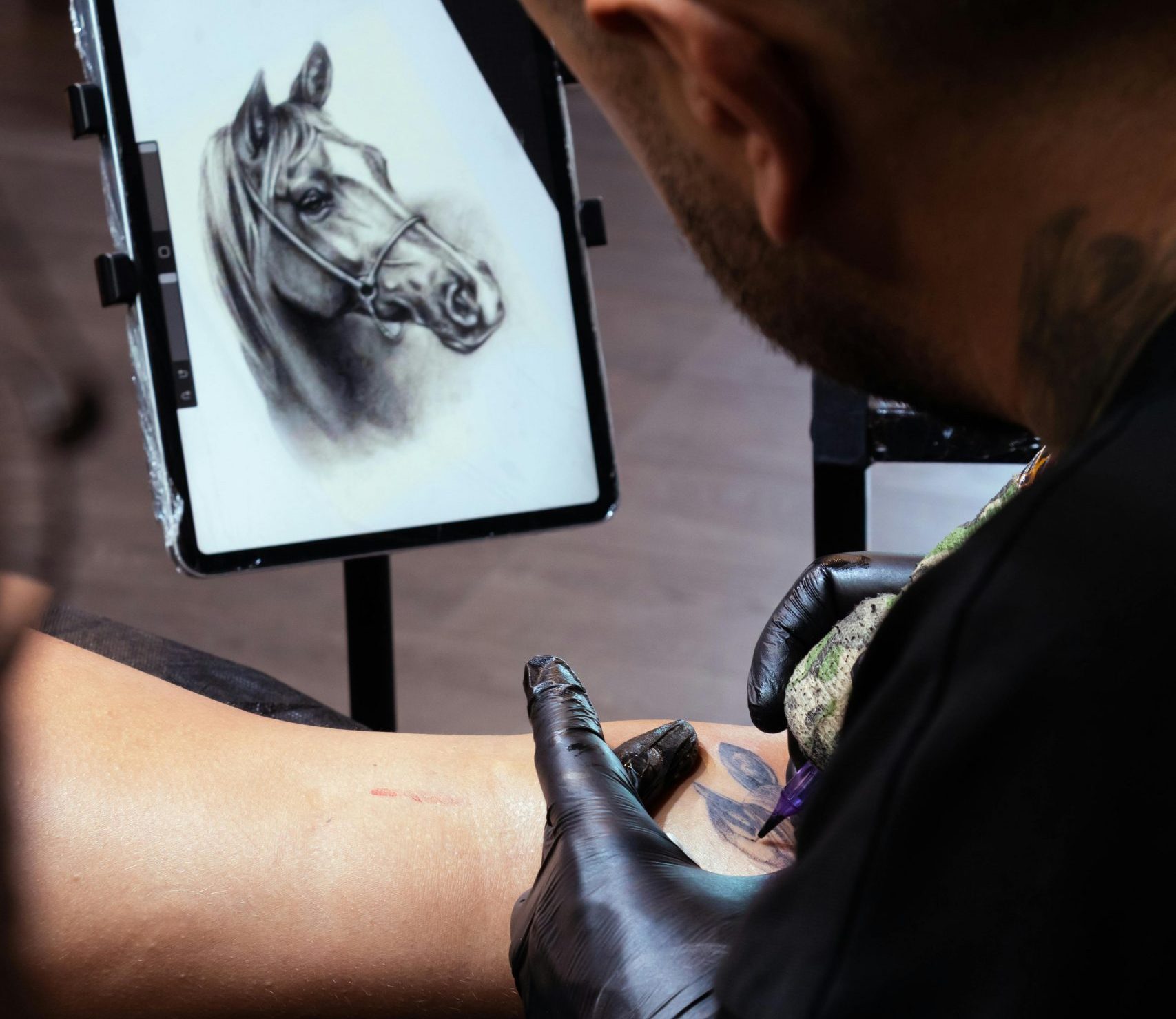 Tatouage réaliste en cours de réalisation. Photo par Fatih Doğrul - pexels