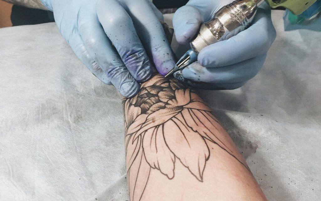 Tatouage floral en cours de réalisation - photo Alina Matveycheva - Pexels